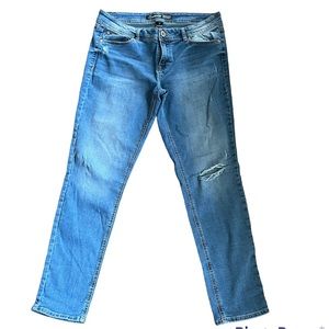 Jordache • Ripped • Skinny Leg • Jeans